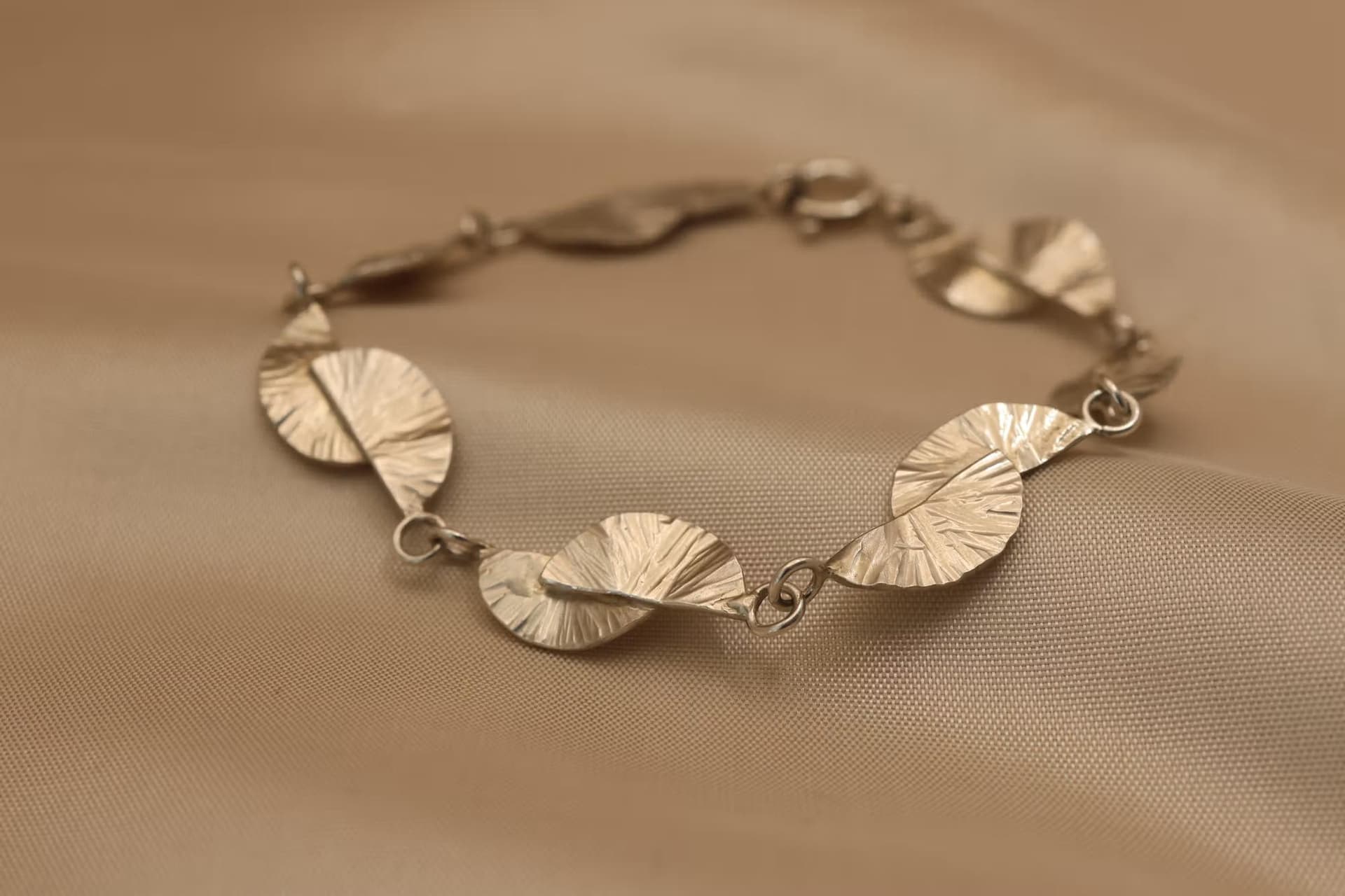 Zilveren armband van de ginkgo biloba blad