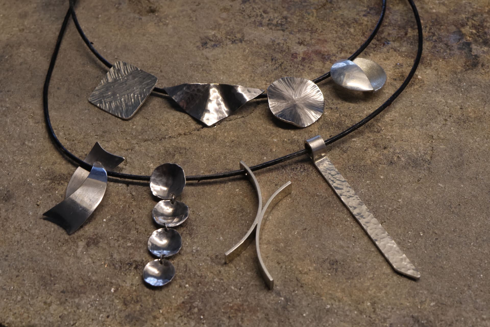 zilveren hangers die gamaakt tijdens een workshop