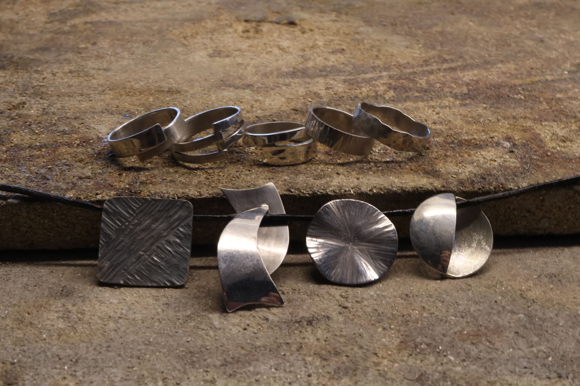 Ringen en hangers die gemaakt kunnen worden tijdens de workshop