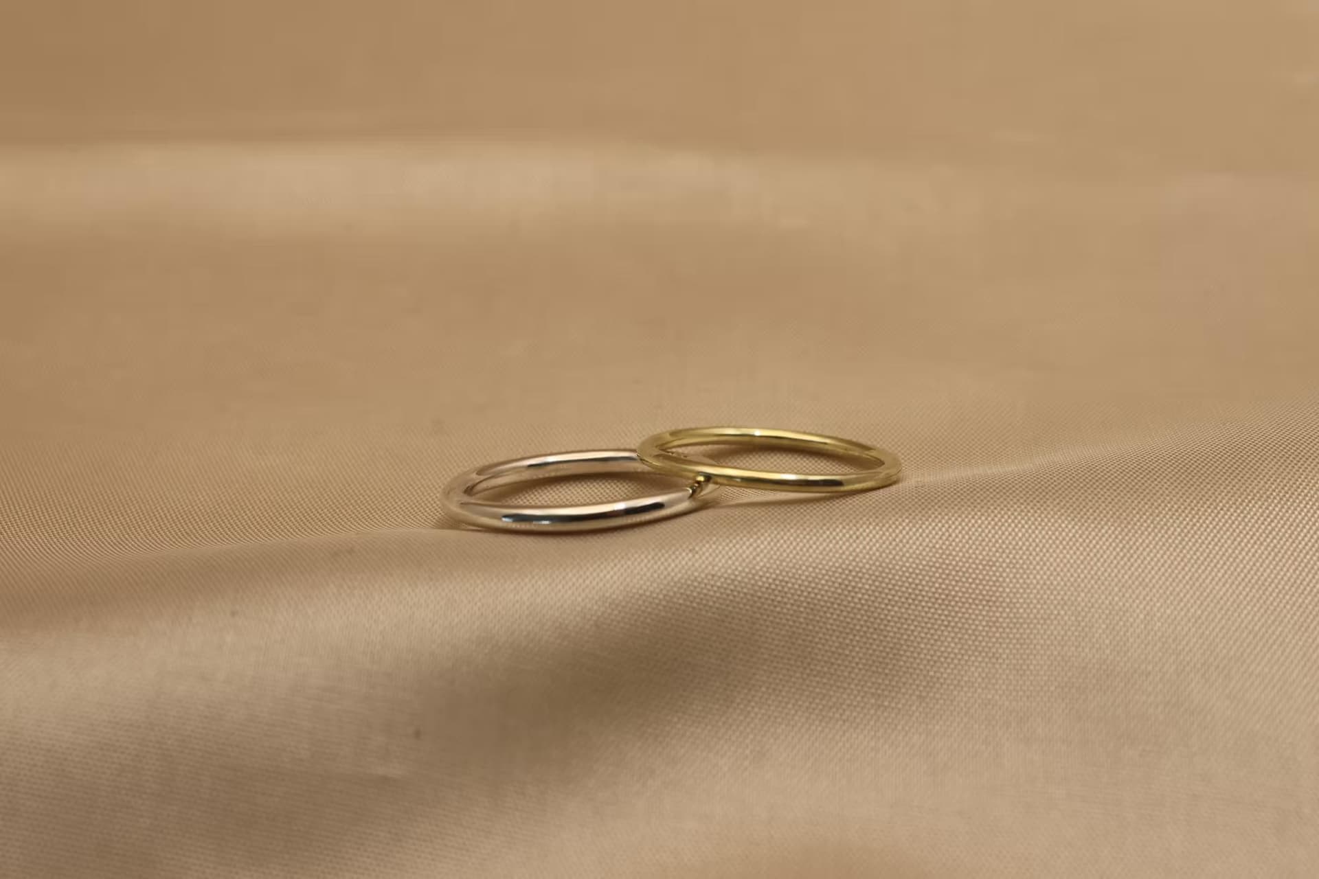 Trouwringen rond draad