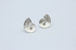 Zilveren oorbellen in de vorm van een schelpje