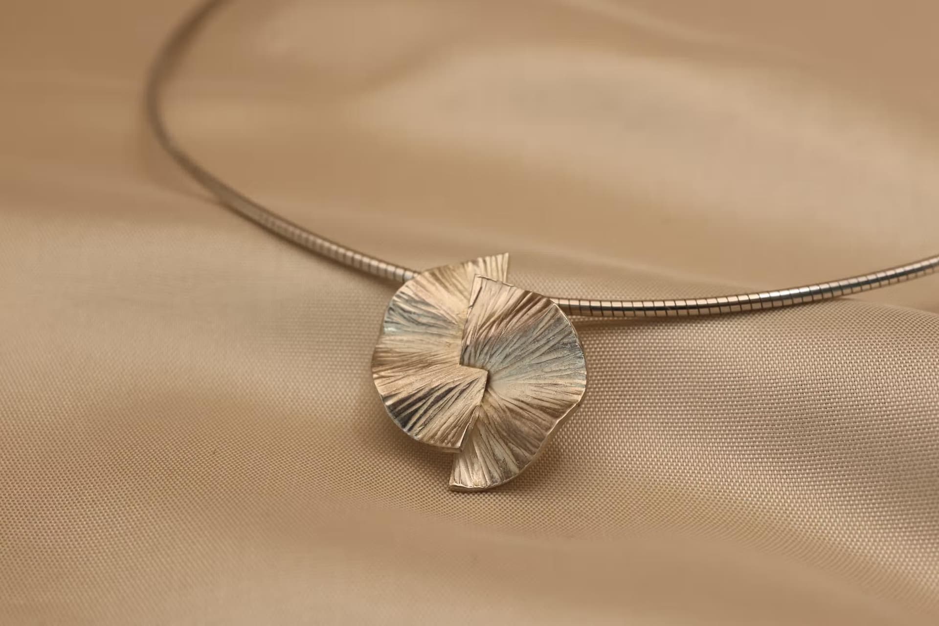 Zilveren hanger van ginkgo biloba blad