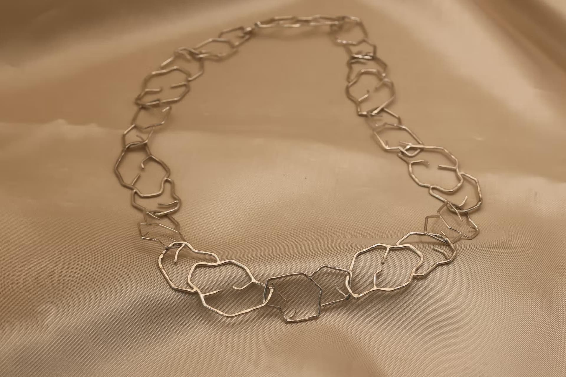 Zilveren ketting met opengewerkte schakels