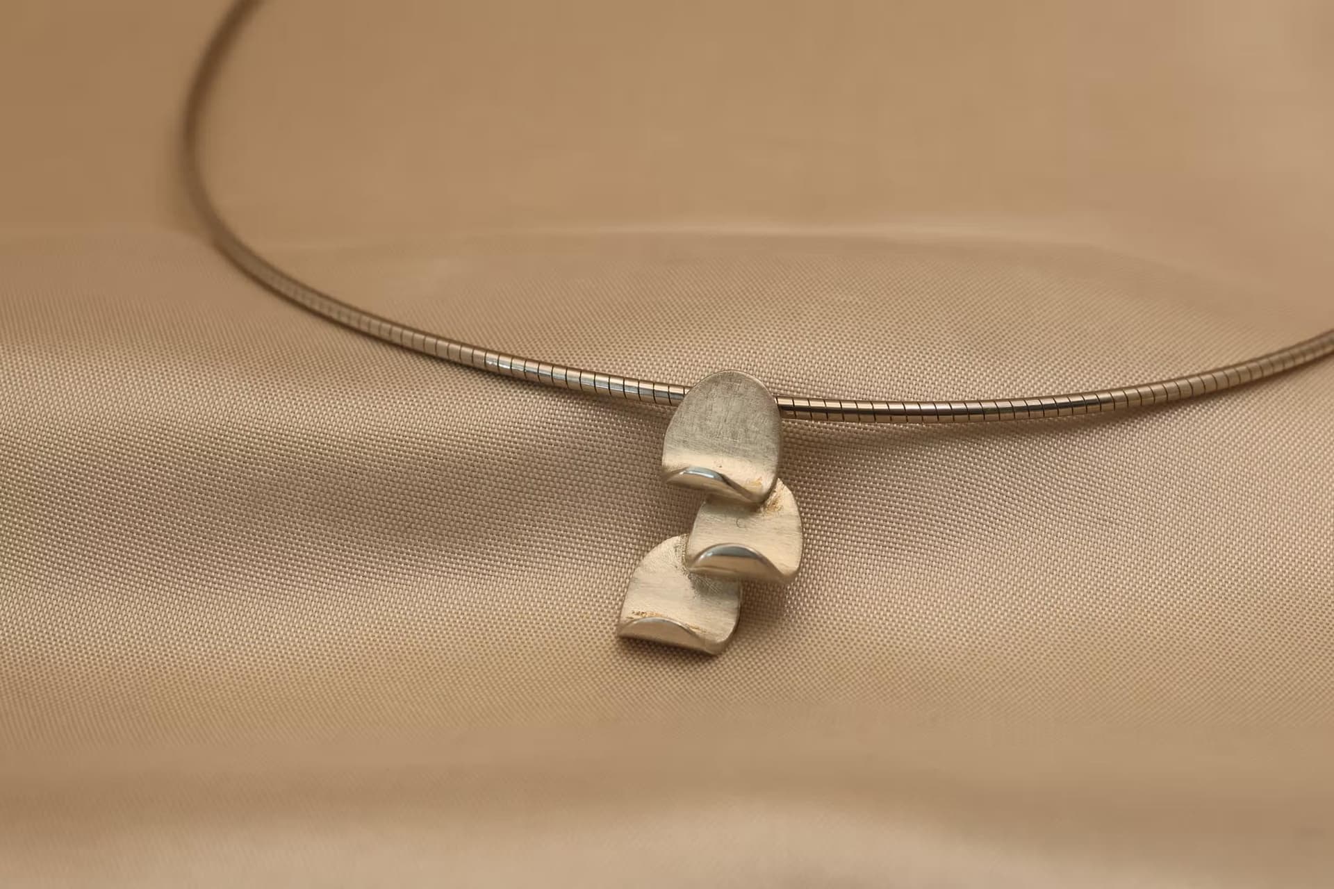 drie zilveren ovale vormen aan elkaar