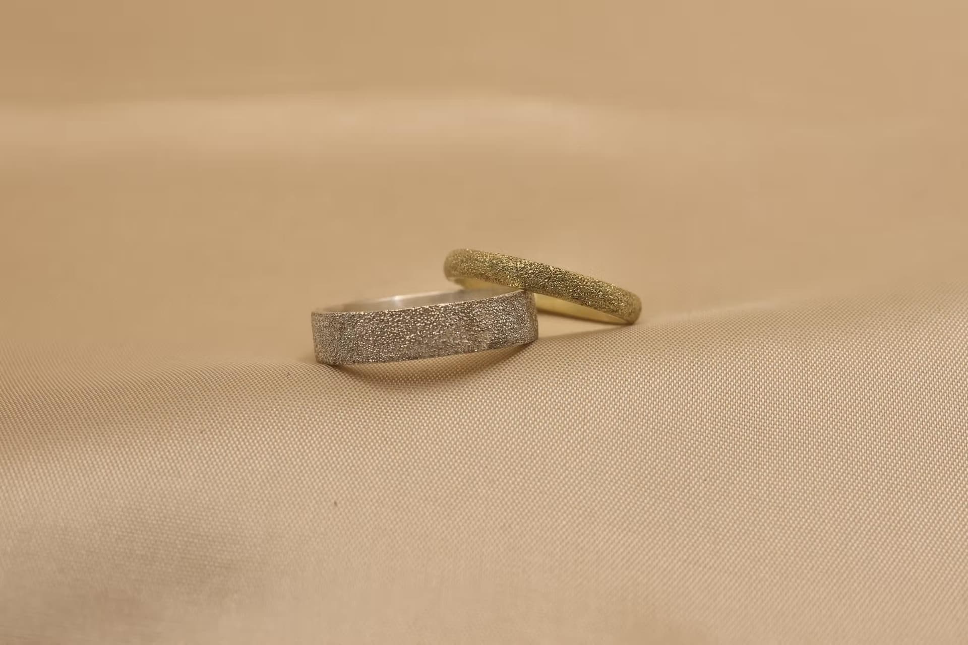 Trouwringen met glanzend patroon