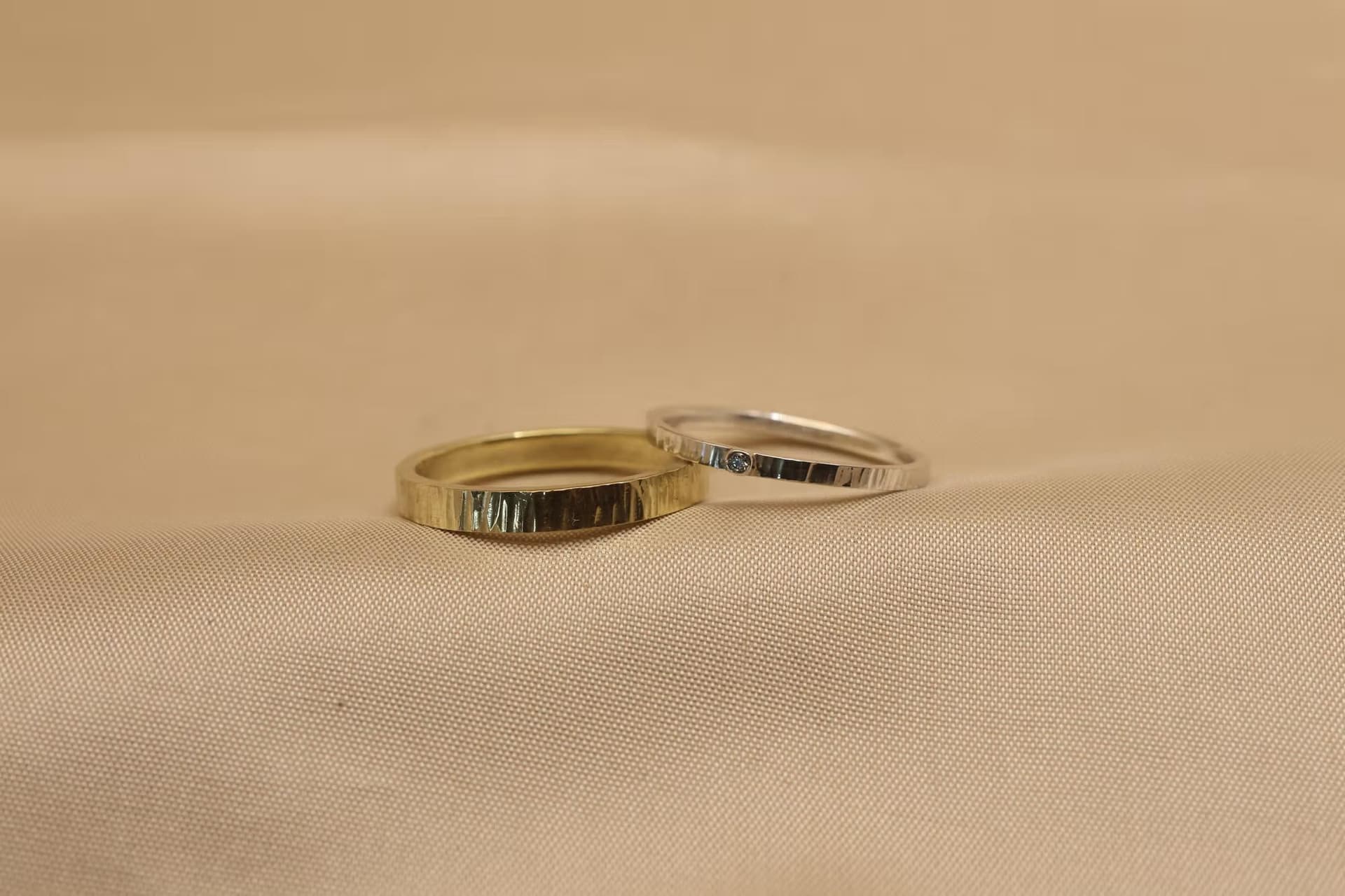 Trouwringen met penhamer structuur