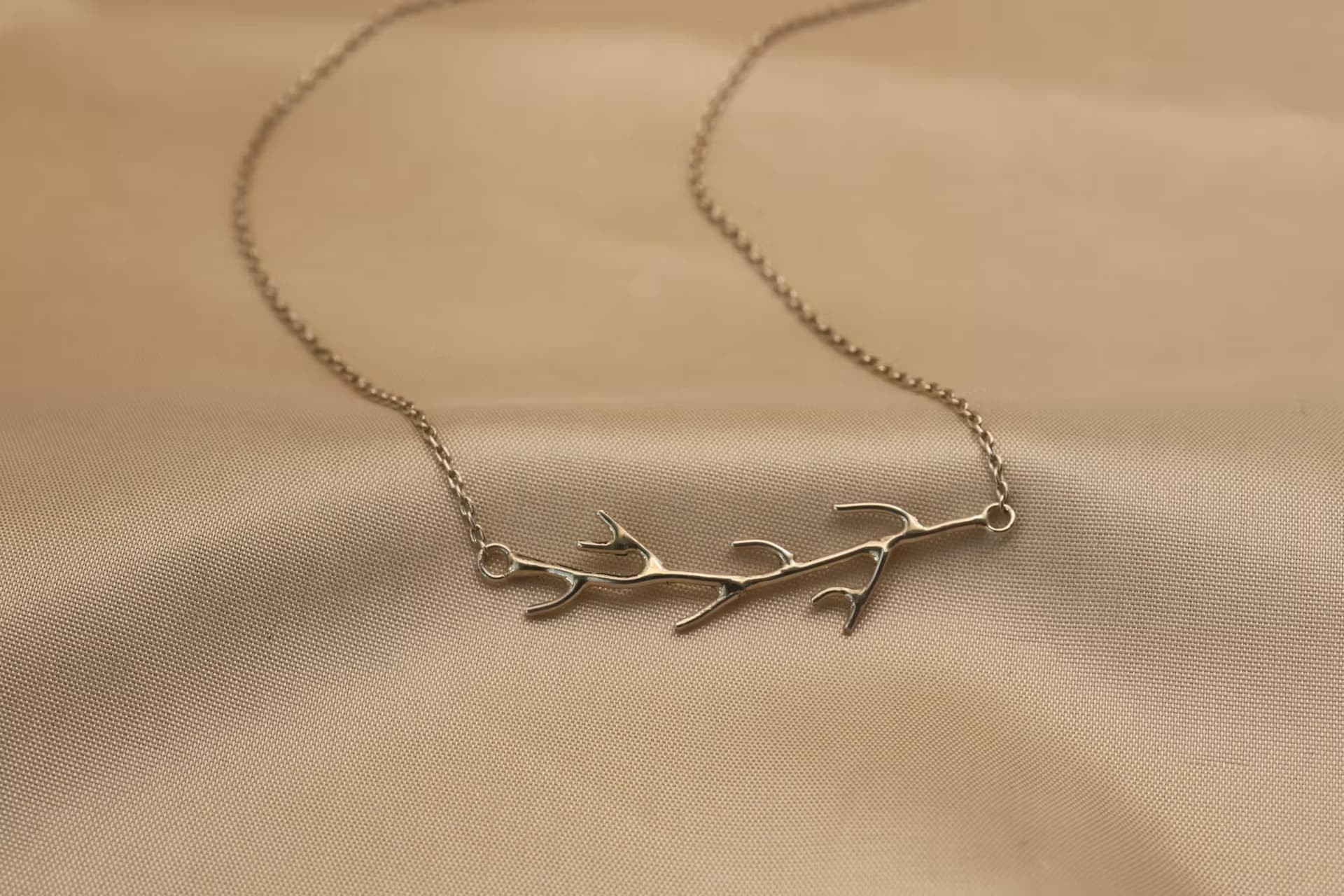 Zilveren hanger takjes van dun draad gemaakt