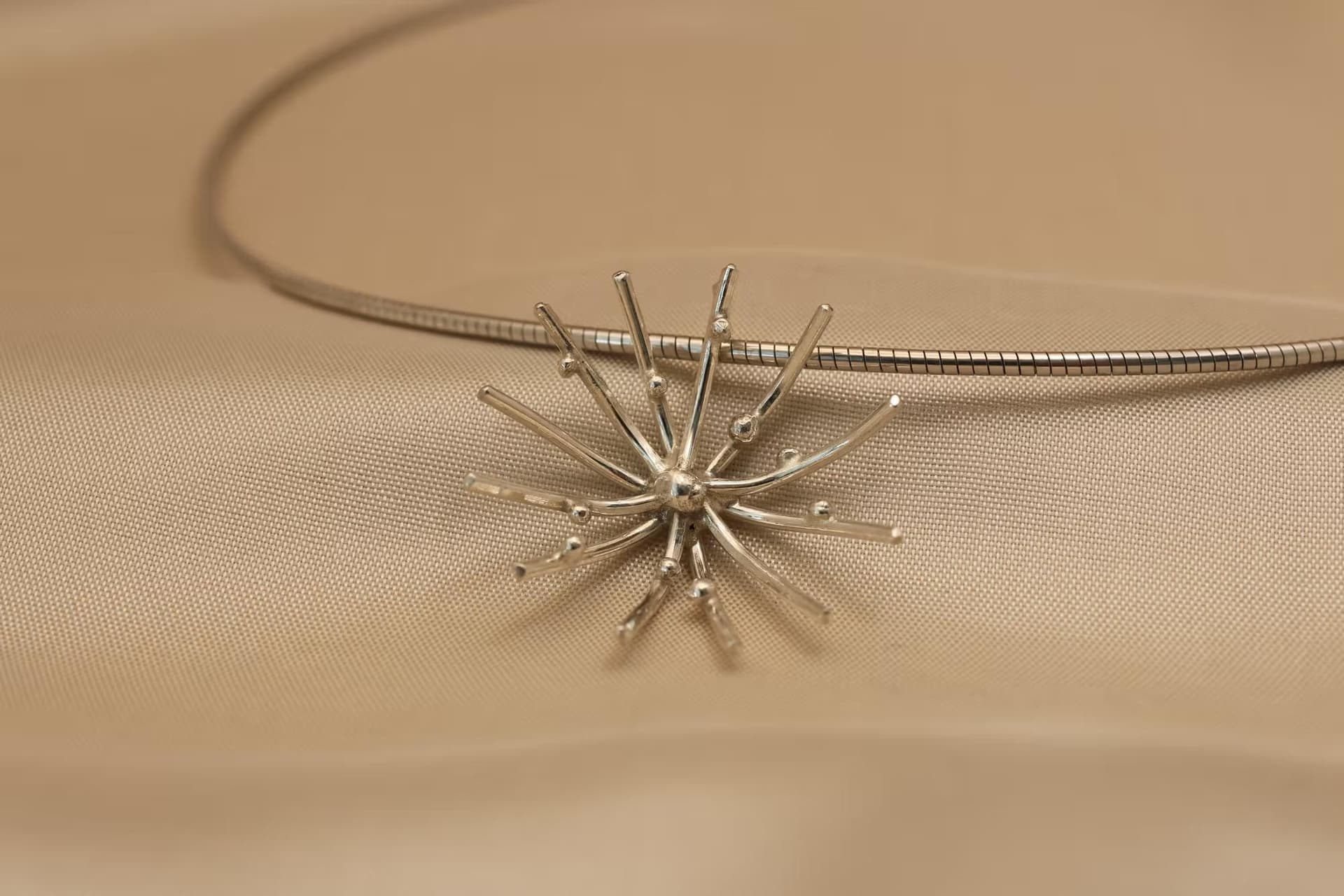 Hanger sneeuwvlok van dunnen staafjes zilver