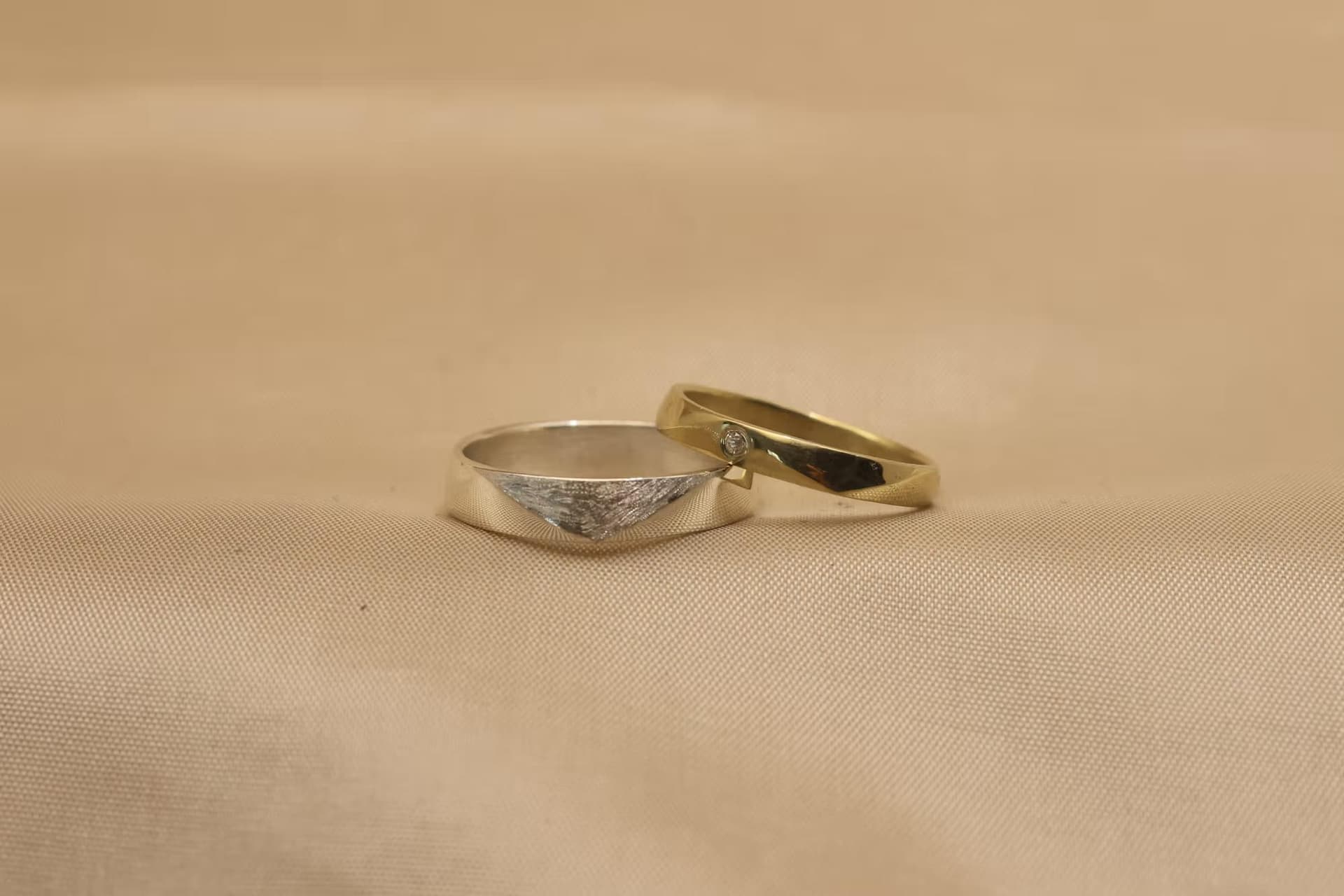 Trouwring met driehoek facetten