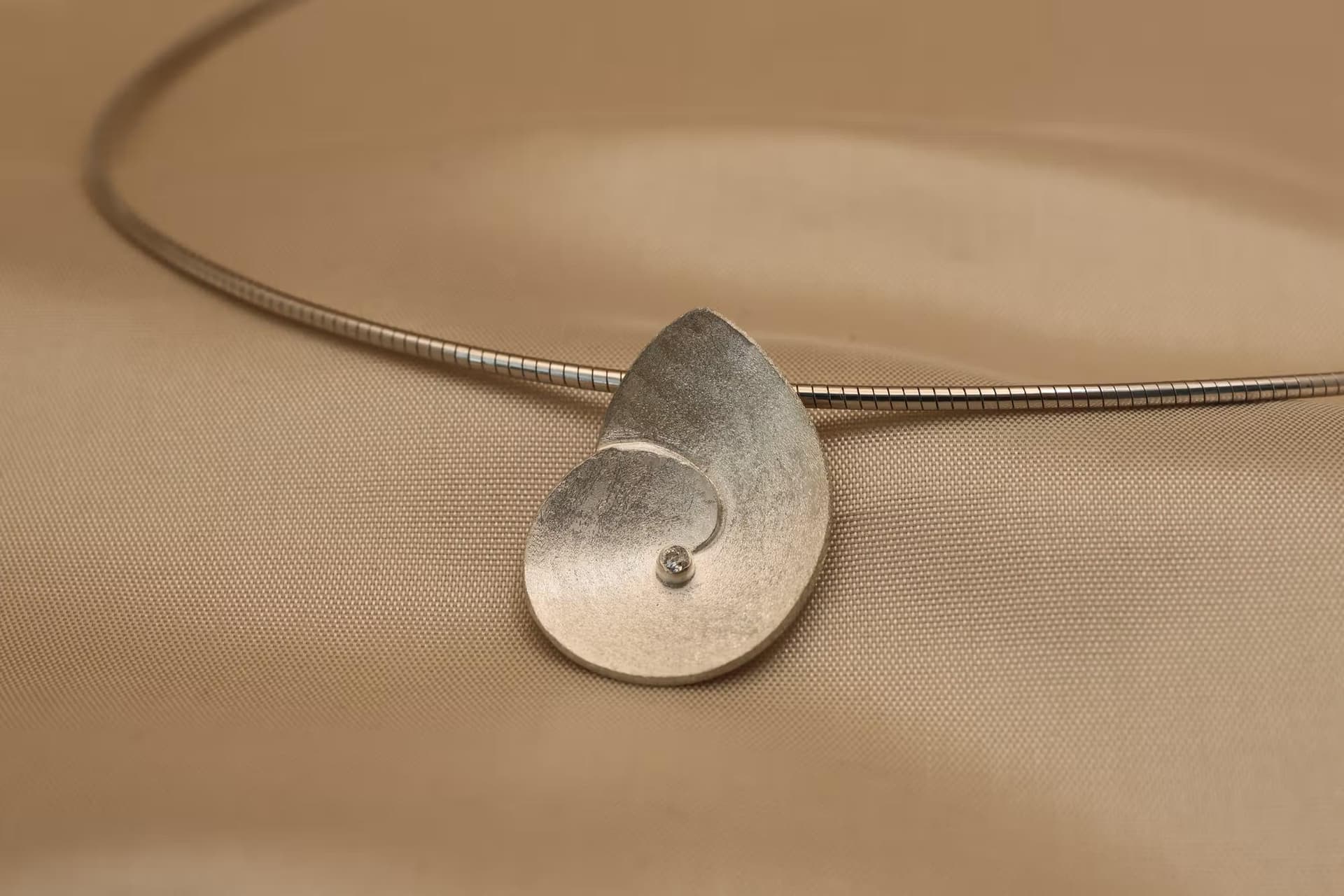 Zilveren hanger in de vorm van een schelp