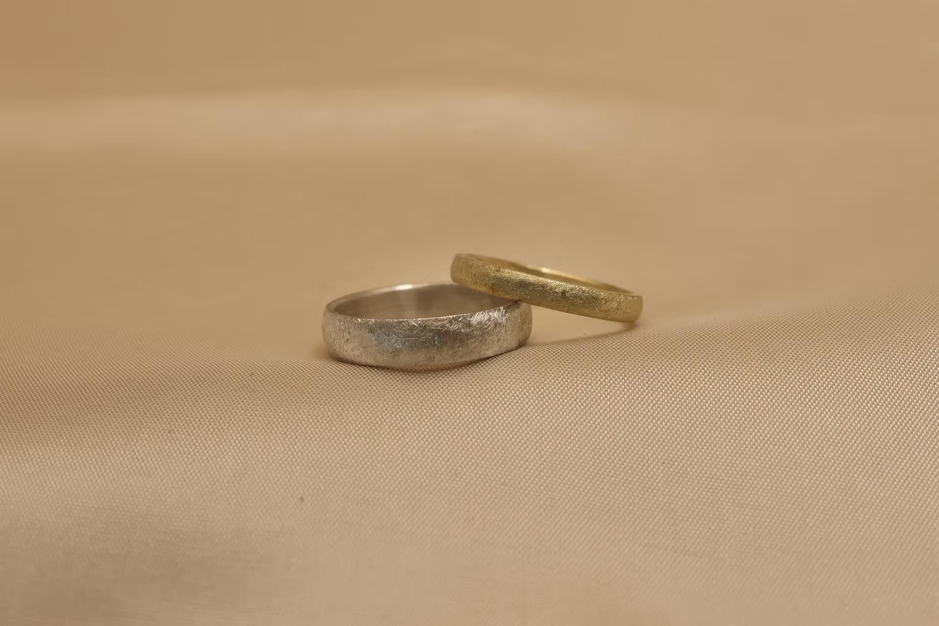 Trouwringen met matte afwerking
