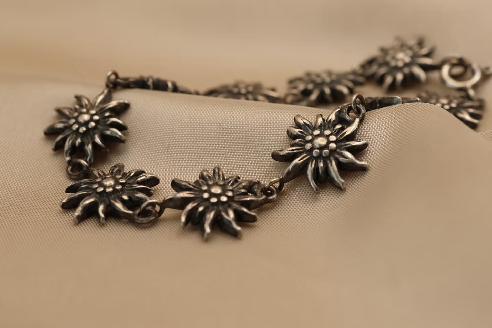 Zilveren armband bestaande uit edelweiss schakels