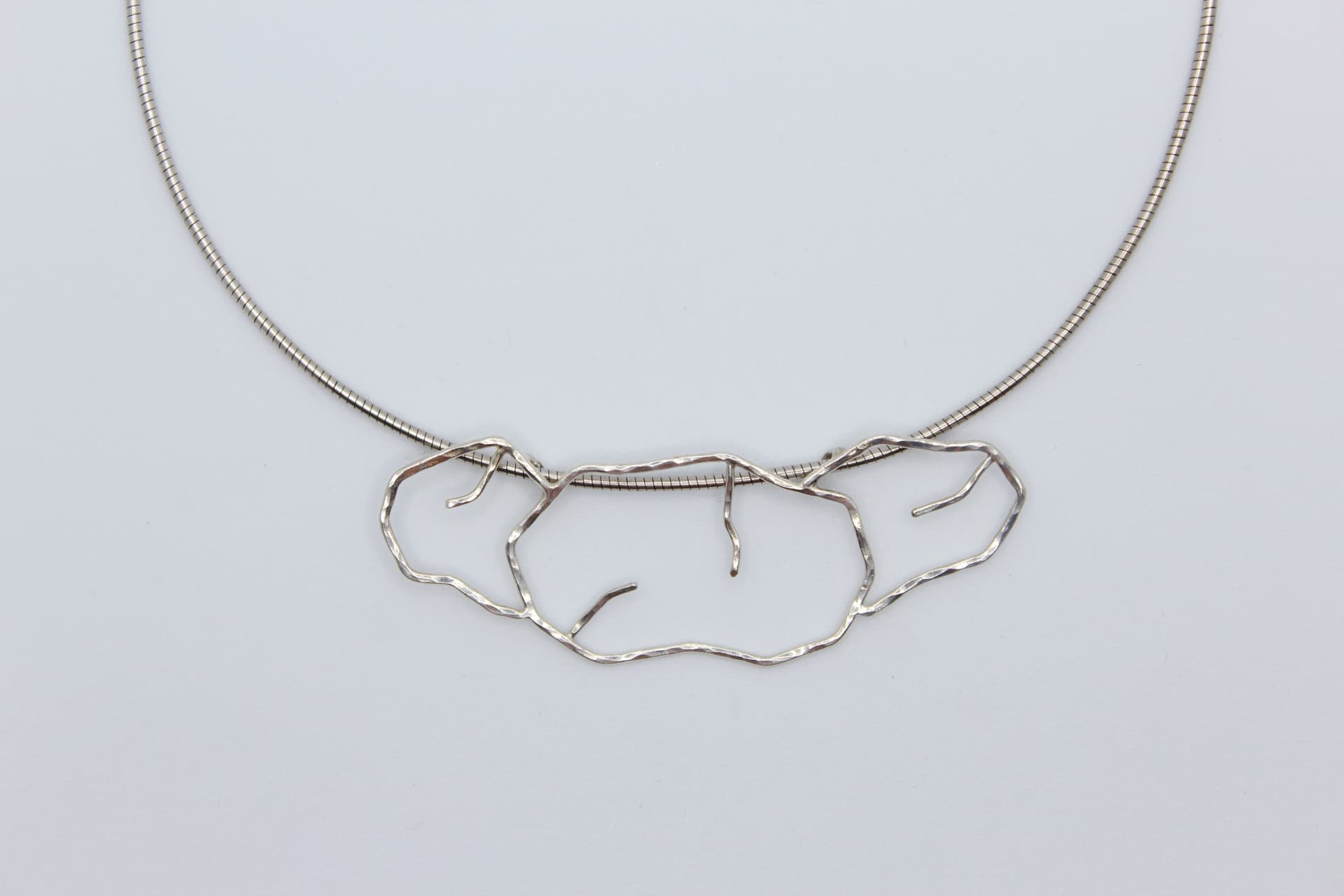 Zilveren hanger geïnspireerd op droge aarde