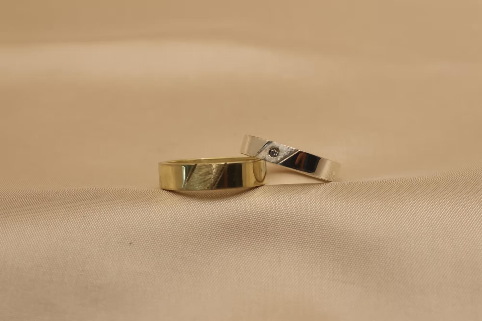 Trouwringen met mat vlak