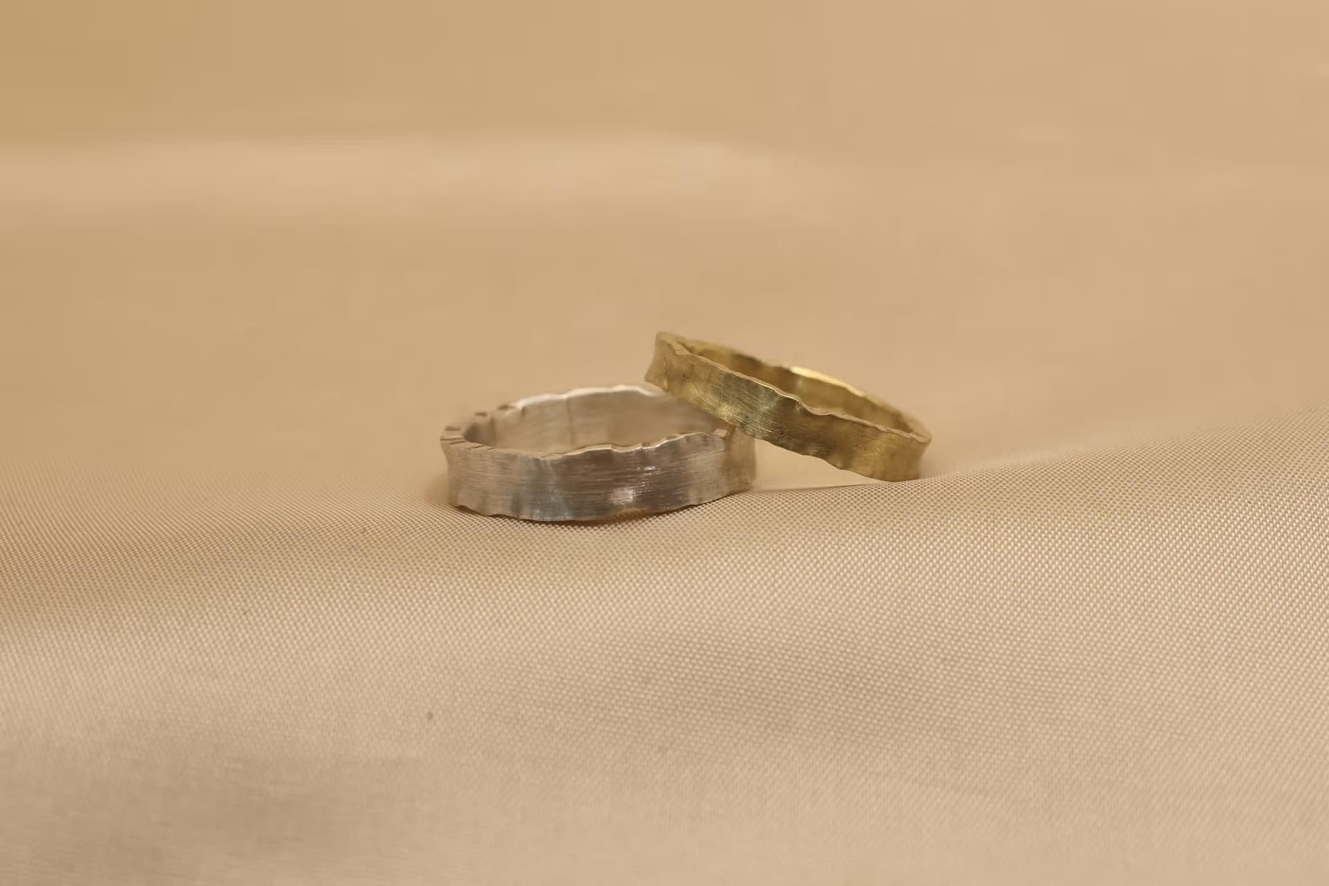 ringen ruwe zijkant matte bovenkant