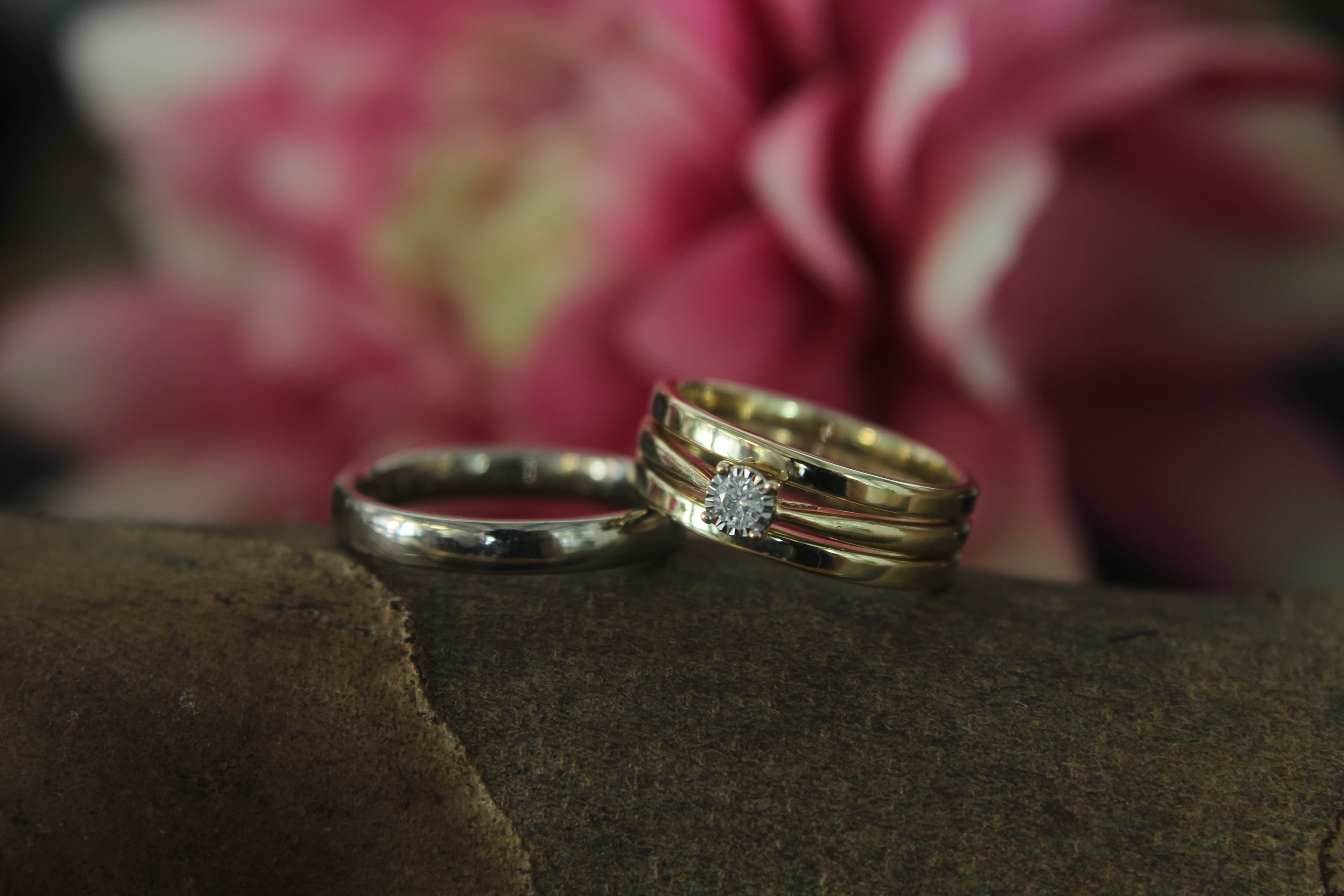 Gouden en witgoud trouwringen gemaakt tijdens workshop.