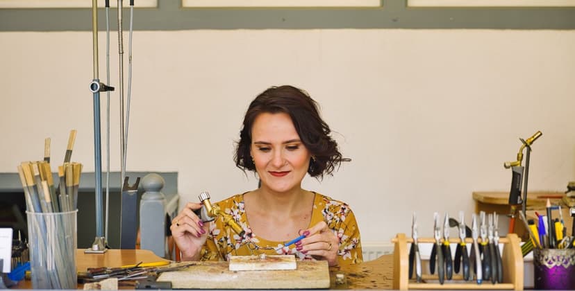 Laura de goudsmid van Laurora Edelsmederij