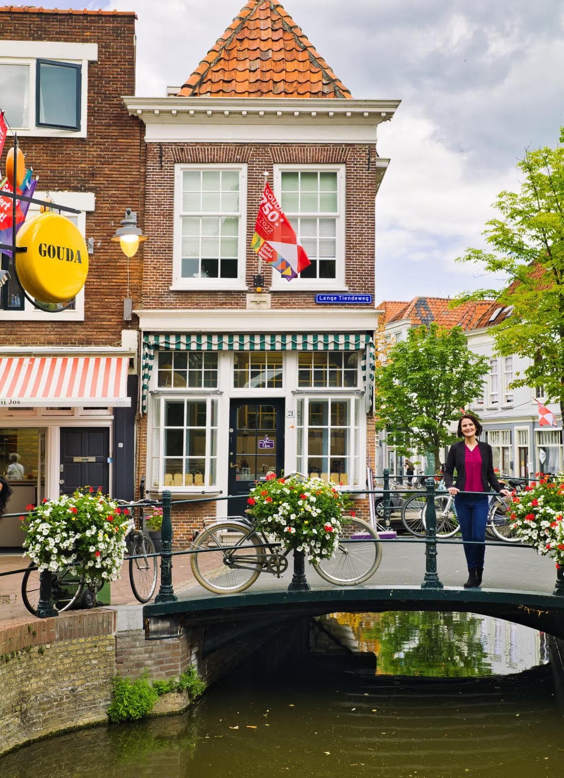 Laura in de deuropening van de winkel Laurora Edelsmederij