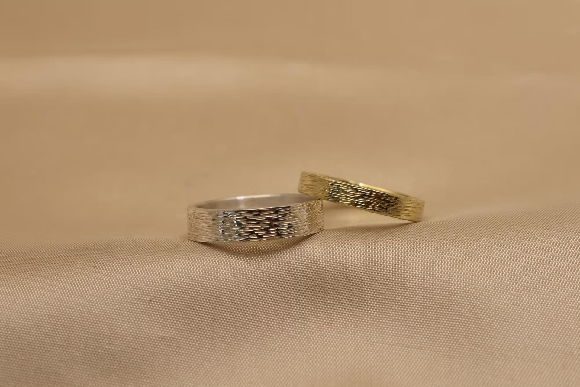 Trouwringen met patroon streepjes