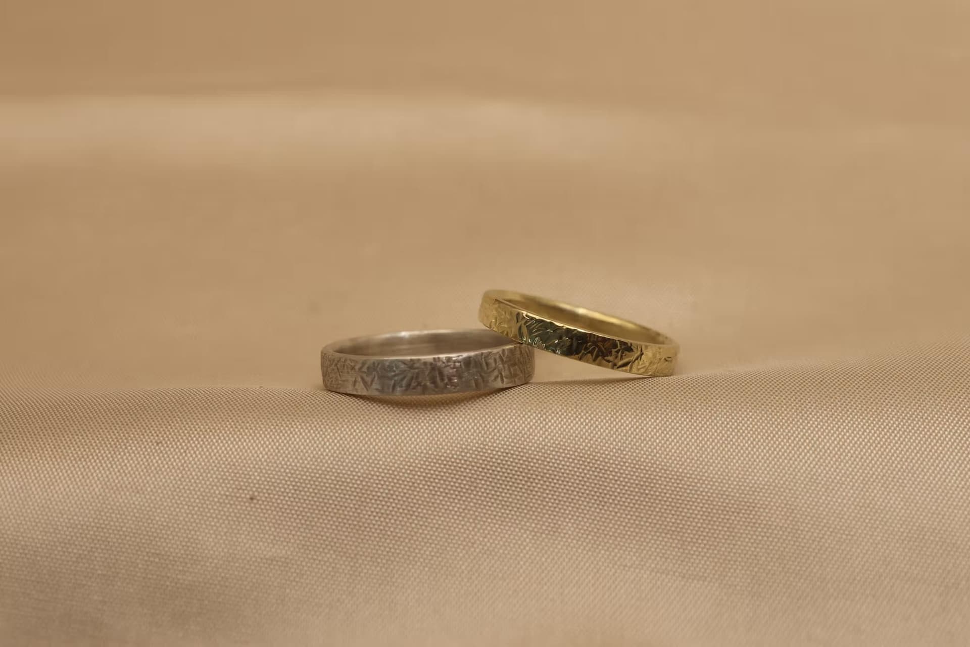 Trouwringen met streepjes