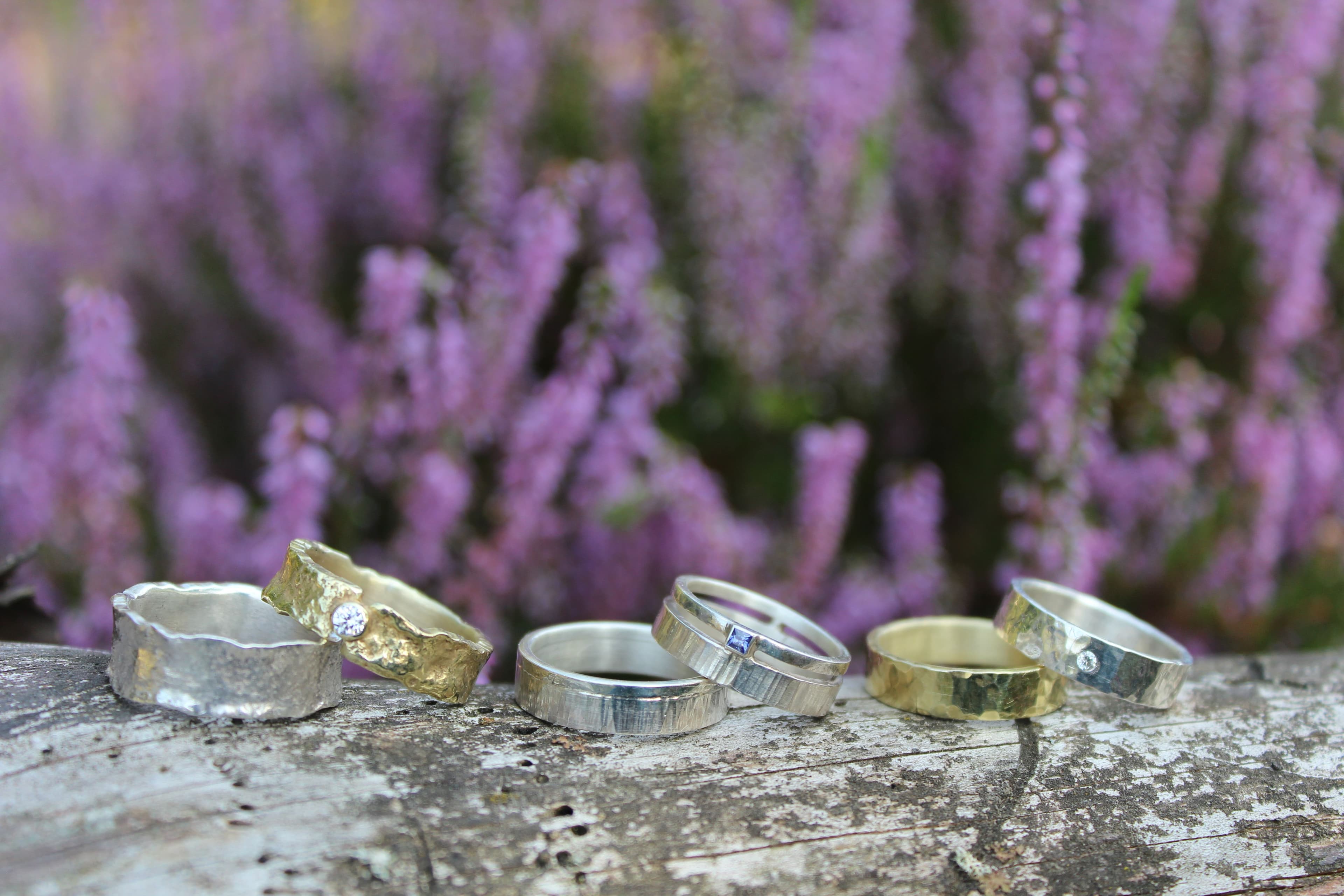 Gouden en zilveren trouwringen te verkrijgen bij Laurora