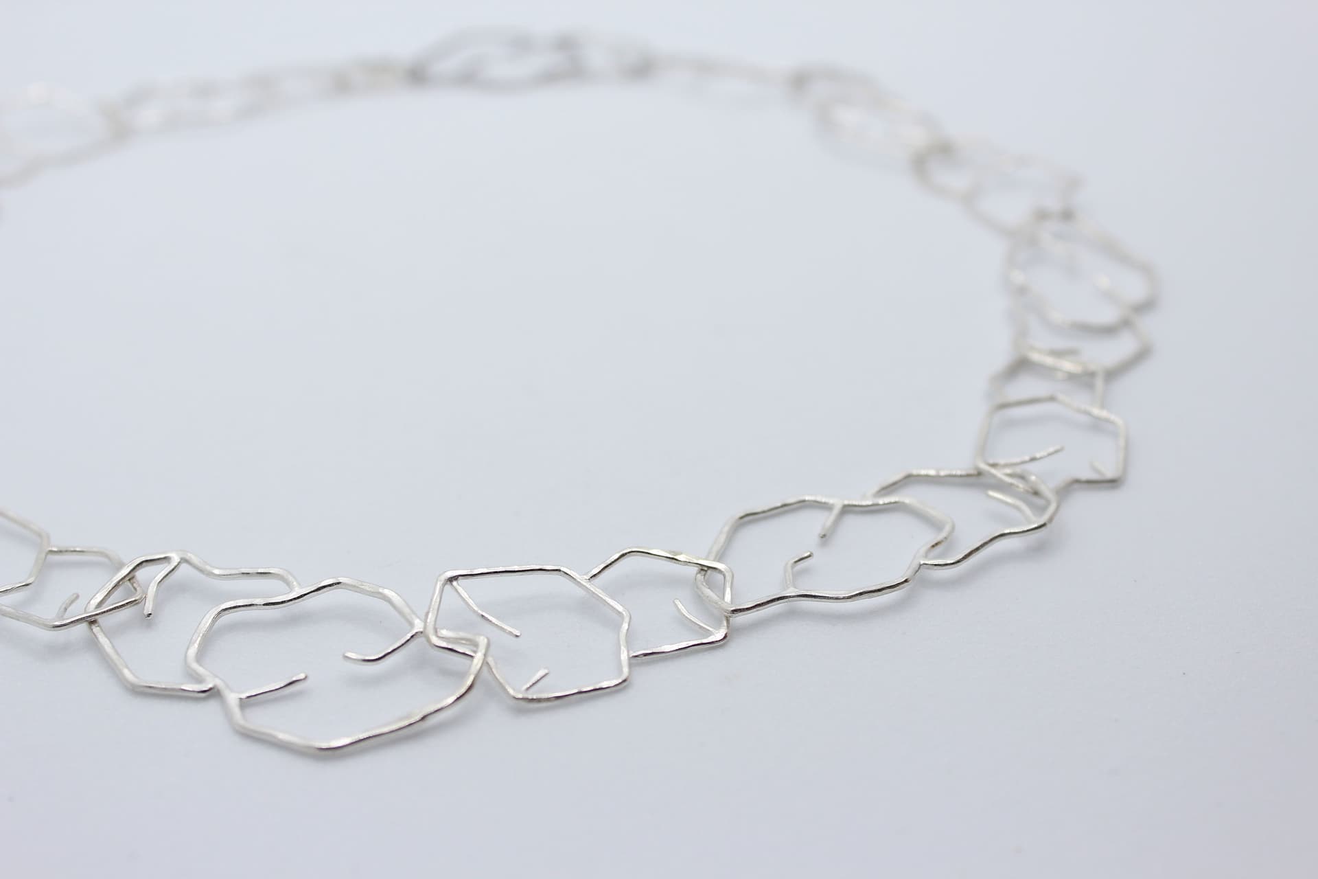 Zilveren collier geïnspireerd op droge aarde