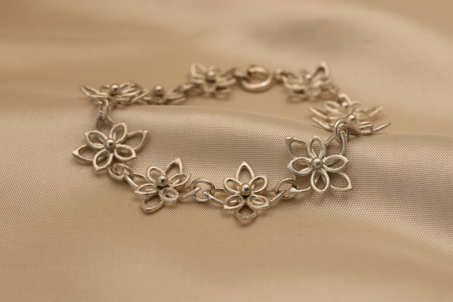 Zilveren armband met schakels geïnspireerd op de lotus